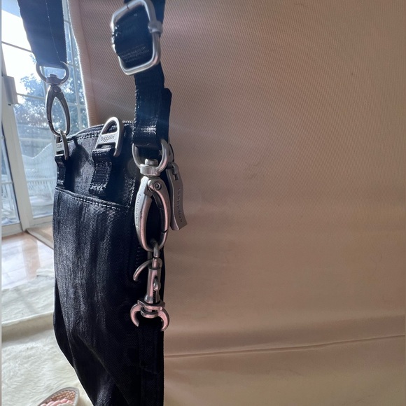 Baggallini at it’s best! Black leopard print crossbody bag! Also Wristlet! - Picture 4 of 7